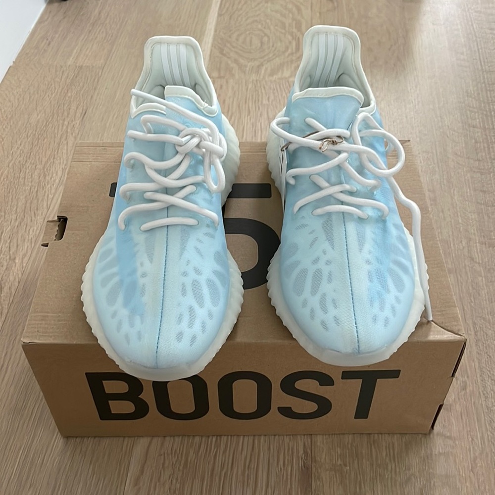 COPY - YEEZY BOOST 350 V2
"Mono Ice"